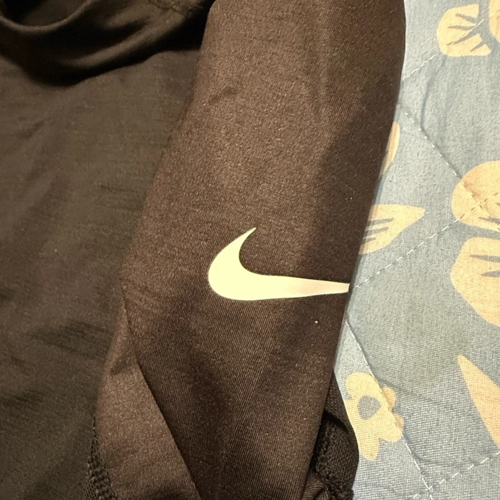 Nike Pro Hyperwarm Black Top plus semi crop workout shirt - Picture 5 of 7